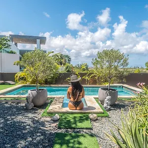 Y Solo Unique Private Walking Distance To The Guest house